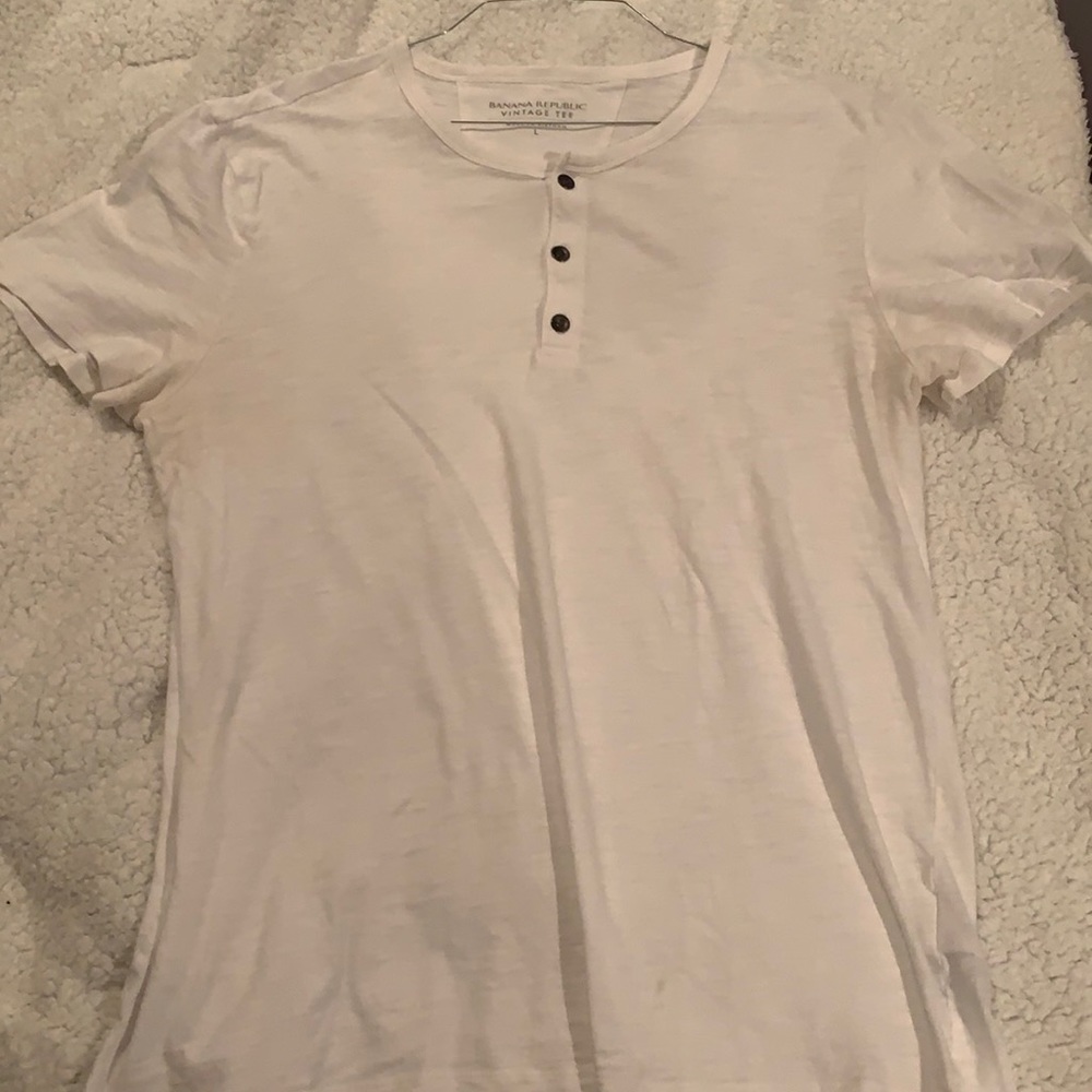 Banana Republic Men’s white 3-button t-shirt